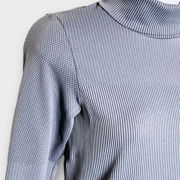 ATHLETA gray ribbed & dot texture turtleneck stretchy fit size small - Picture 3 of 5